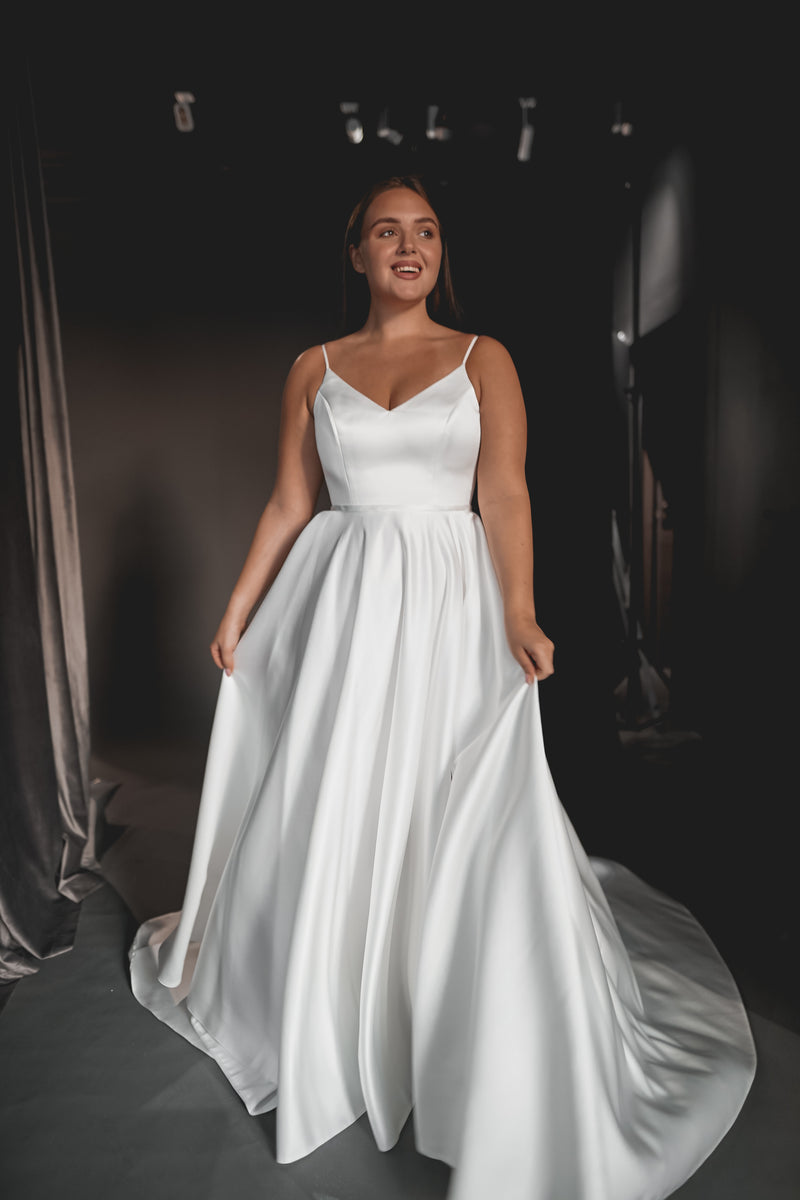 Plus-Size Wedding Dress Assol With High Leg Slit – Olivia Bottega