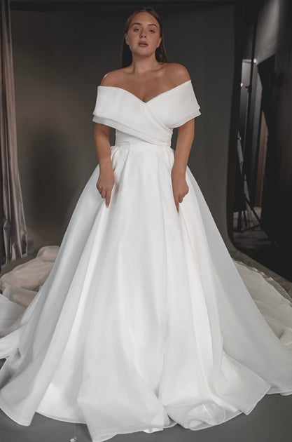 Off Shoulder Plus Size Wedding Dresses V-neck Pleats Satin Bridal Gowns  Chapel