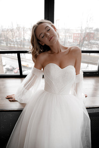 Steals & Deals: 8 Gowns Under $1,000 BridalGuide