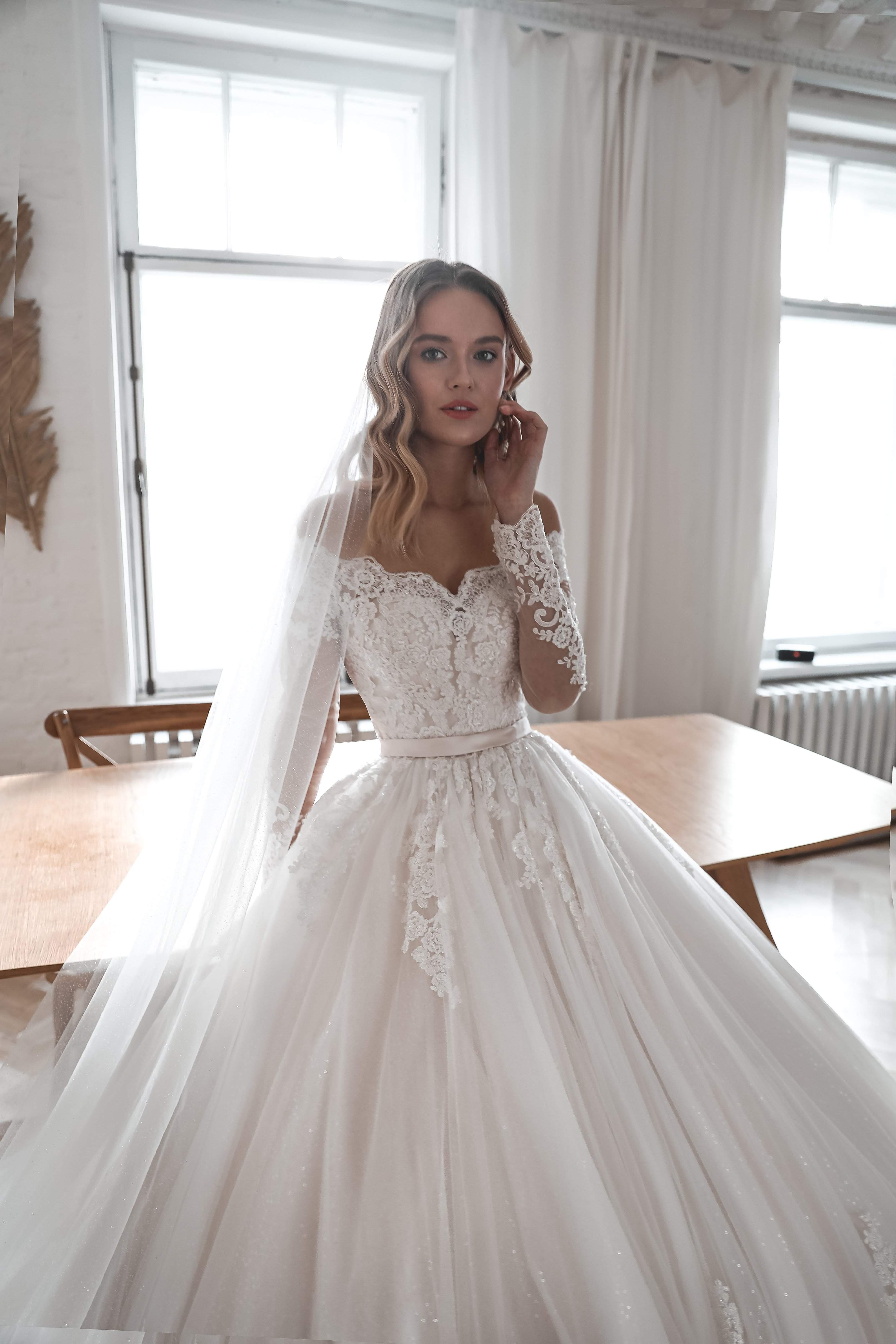 https://www.oliviabottega.com/cdn/shop/products/Lace-wedding-dress-Elizabett-Deco-Olivia-Bottega-1623315638.jpg?v=1688763417