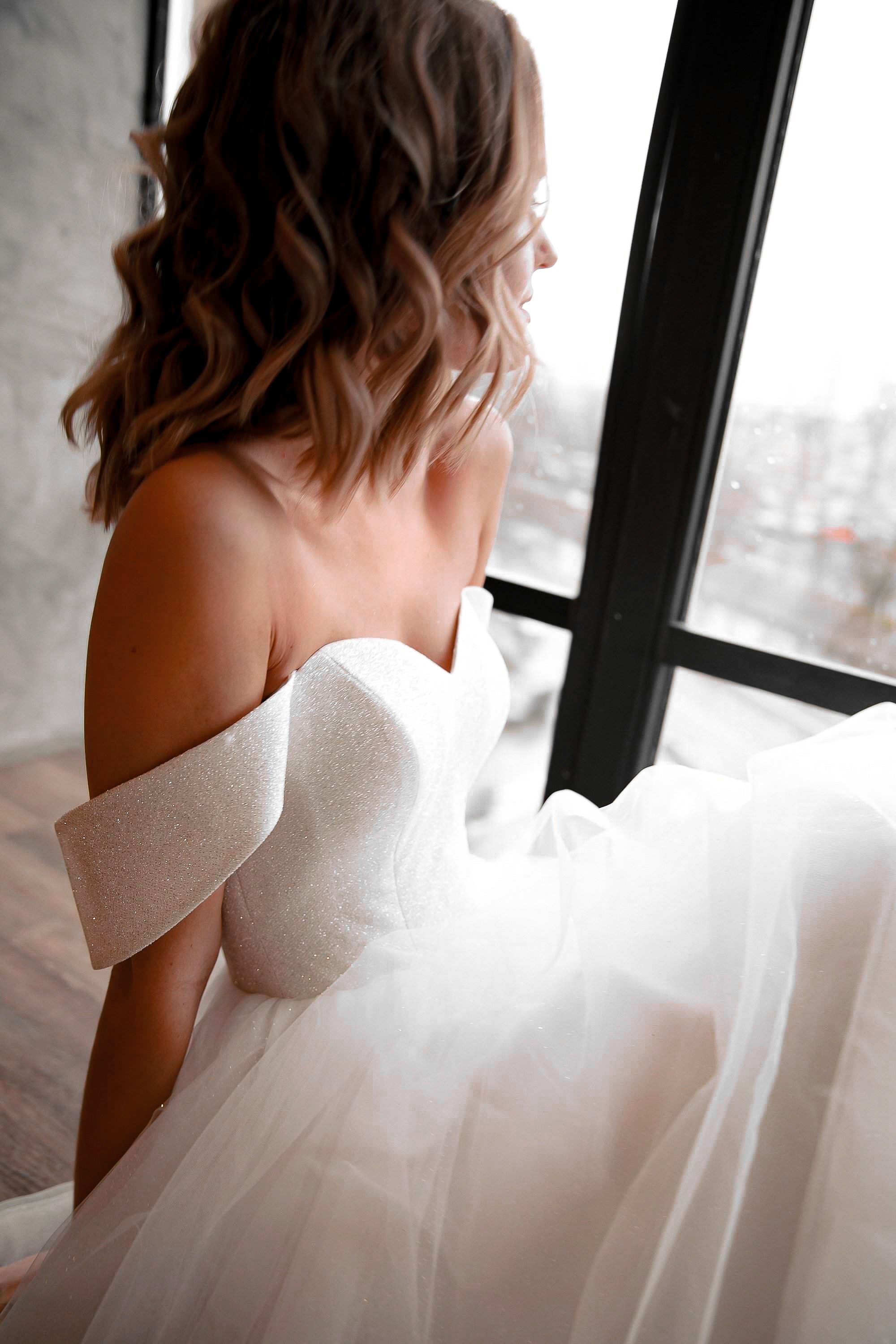 https://www.oliviabottega.com/cdn/shop/products/Wedding-dress-KLOUZI-2-by-Olivia-Bottega-with-glistening-long-skirt.-Open-Ball-delicate-wedding-dress-without-sleeves.-oliviabottega-1609191210_d41020a0-5424-41fe-8773-cb73740e1419.jpg?v=1678746973